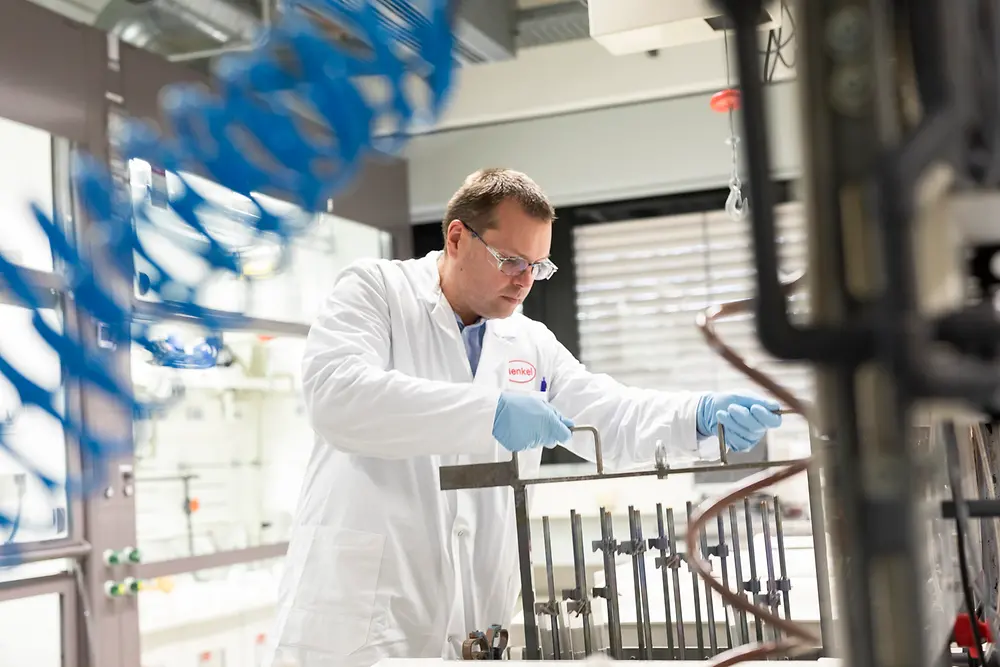 
Henkel research in action: The development of Bonderite M-AD 2000A demonstrates how additives can make anodizing processes more energy-efficient, sustainable and cost-effective. 