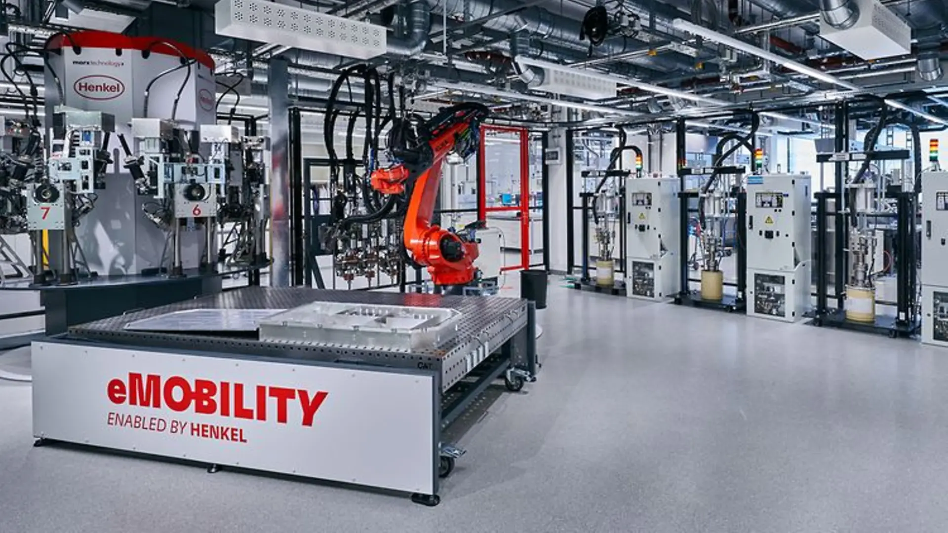 The large laboratory at the Battery Engineering Center. Photographed are robotic arms and high-tech equipment.