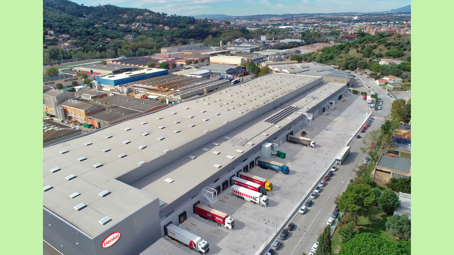 Aerial view of Montornès’ logistics center. The image shows multiple loading docks and trucks in the 24,000 square meter warehouse.