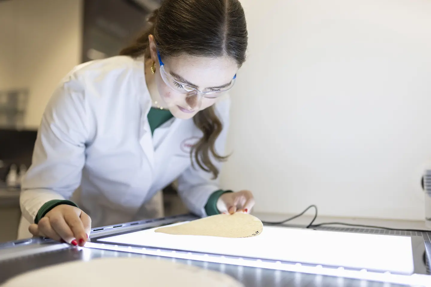 
In order to ensure packaging is recyclable in practice, and not just in theory, Henkel operates its own testing centers. At the Henkel Packaging Recyclab in Düsseldorf, fiber-based packaging is tested under realistic conditions – from sample preparation and disintegration to fiber-yield evaluation. 