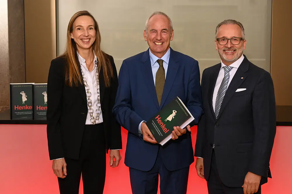 
Dr. Simone Bagel-Trah, Vorsitzende des Aufsichtsrats und des Gesellschafterausschusses von Henkel, Prof. Dr. Joachim Scholtyseck, Professor für Neuere und Neueste Geschichte an der Universität Bonn und Carsten Knobel, Vorstandsvorsitzender von Henkel, bei der Buchvorstellung im Industrie-Club Düsseldorf. 