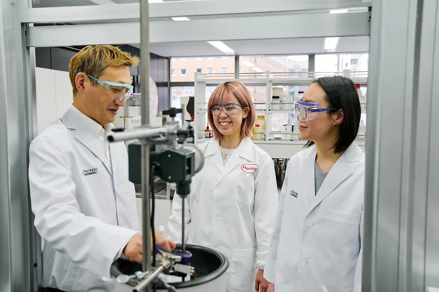 Collage of two images and a text field: the first picture shows three people working in a laboratory, the second shows a digital structure.