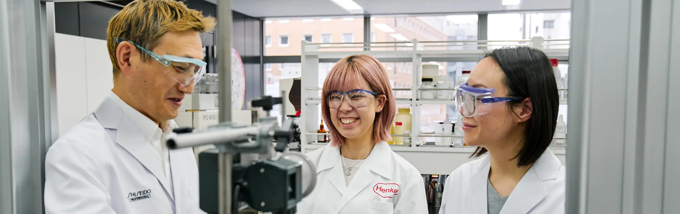 Collage of two images and a text field: the first picture shows three people working in a laboratory, the second shows a digital structure.