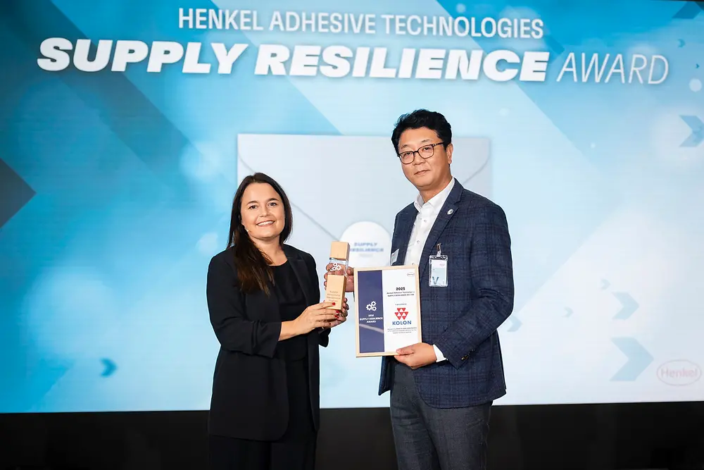 
Supply Resilience Award 2025 for Kolon Industries: Helene Cazier (left), Corporate Senior Vice President for Operations and Supply Chain at Henkel Adhesive Technologies and Dr. JungJoon Lee, Head of Chemical Business Division at Kolon Industries.