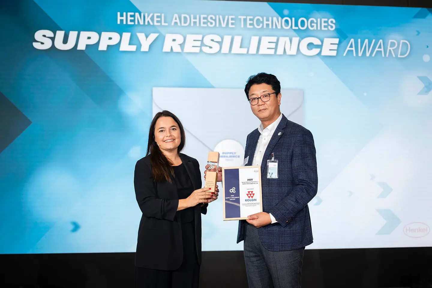 
Supply Resilience Award 2025 for Kolon Industries: Helene Cazier (left), Corporate Senior Vice President for Operations and Supply Chain at Henkel Adhesive Technologies and Dr. JungJoon Lee, Head of Chemical Business Division at Kolon Industries.
