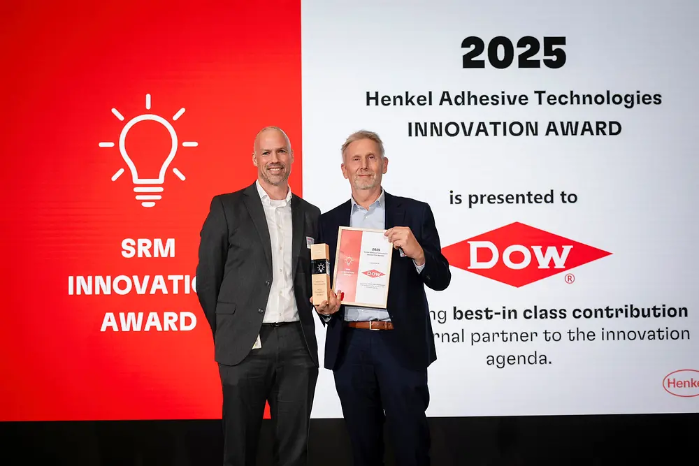 
Innovation Award 2025 for Dow: Nigel Fay (left), Vice President for Innovation at Henkel Adhesive Technologies and Chris Mertens, Senior Key Account Manager at Dow.