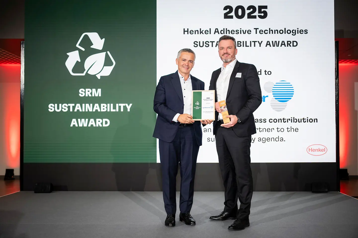 
Sustainability Award 2025 for Synthomer: Csaba Szendrei (left), Corporate Senior Vice President for Craftsmen, Construction & Professional at Henkel Adhesive Technologies and Stephan Lynen, President Adhesive Solutions at Synthomer.