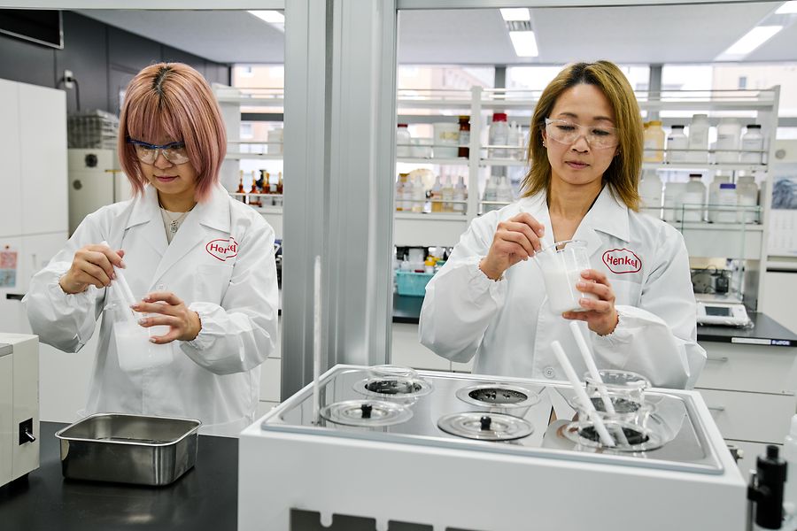 Picture showcasing Henkel’s IMPACT YOU Talent Program, specifically the R&D Future Talent Program for Henkel Consumer Brands, giving the opportunity to become a future innovator through a 24-month interdisciplinary and international learning journey.