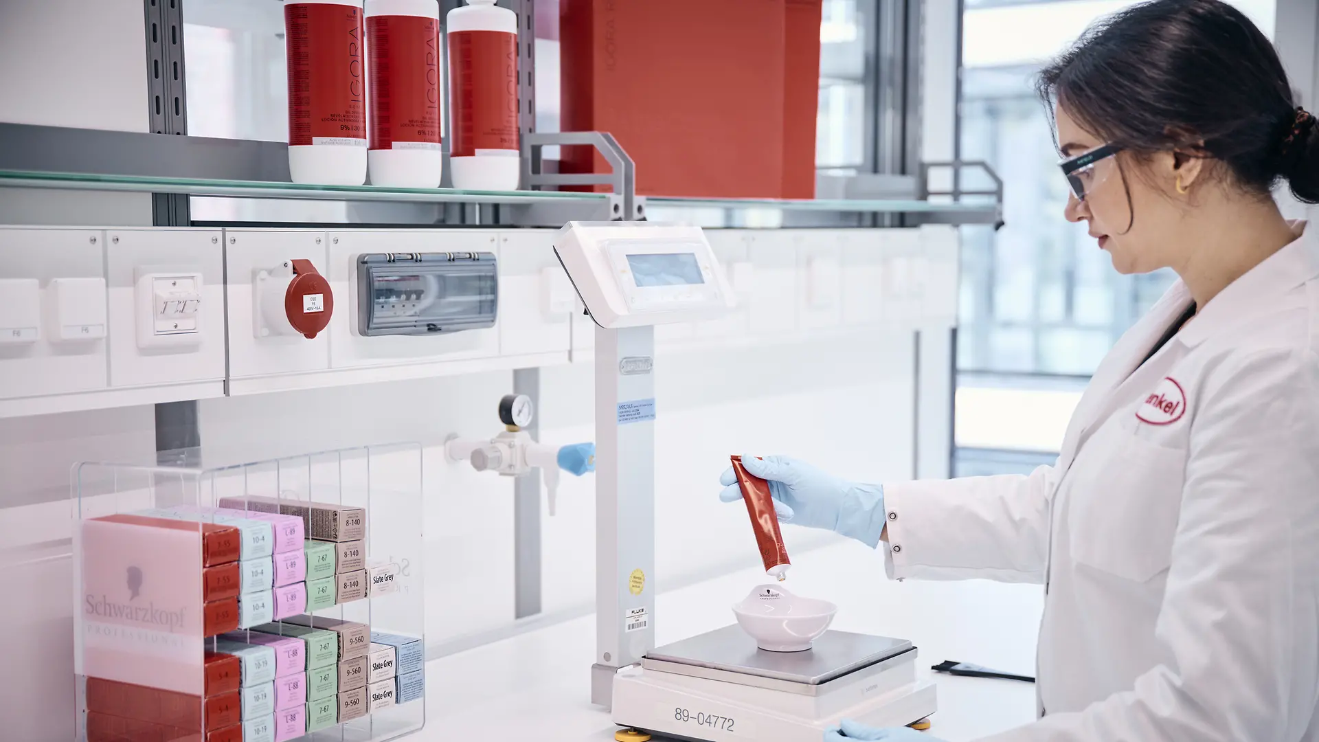 實驗室員工在稱量和測試產品。 