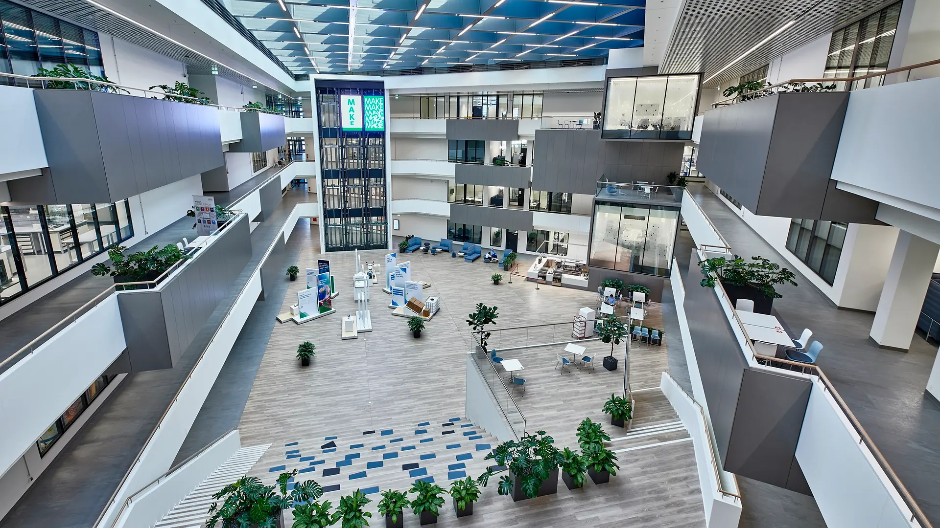 杜塞爾多夫創新體驗中心內部視圖，中間為大型中庭。該圖還展示了玻璃幕牆設計的四層高科技實驗室。 