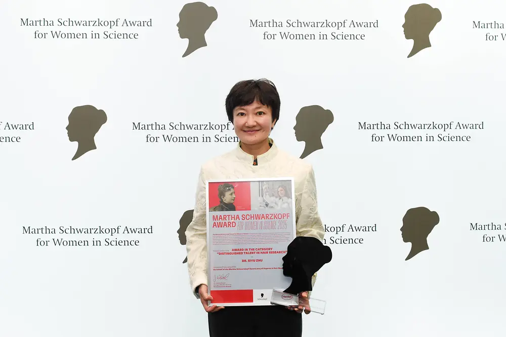 
Dr. Siyu Zhu received the Distinguished Talent Award, represented by Sining Kang.