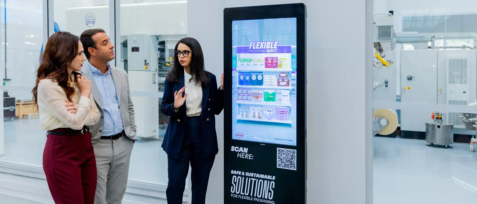 During a tour of the Inspiration Center Jundiaí, customers stand in front of the Flexible Packaging Lab and look at a screen