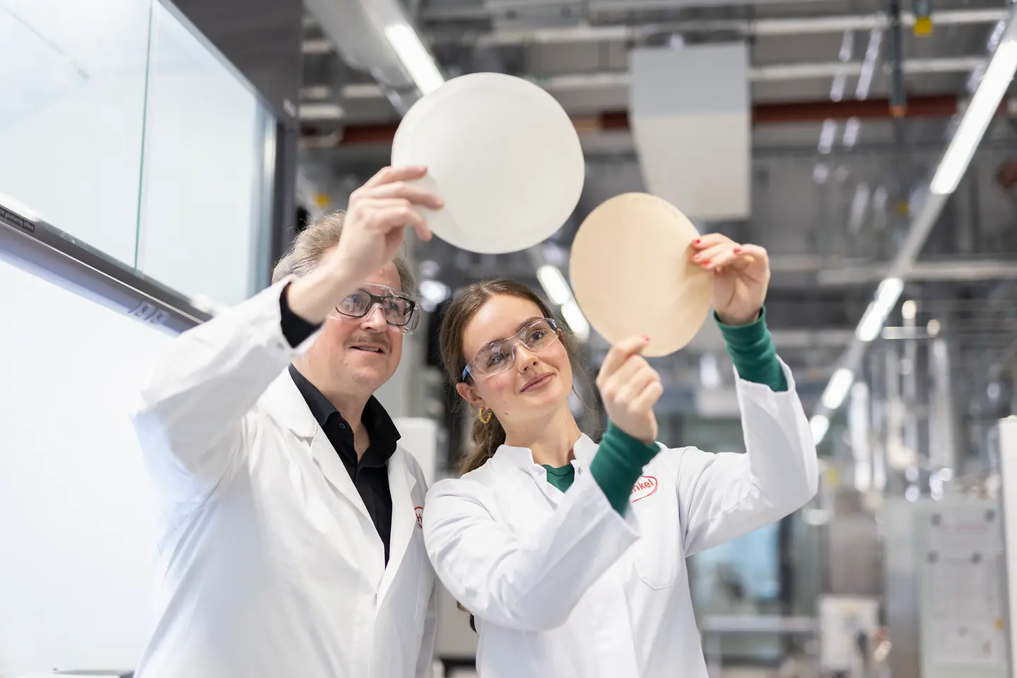 
The Henkel Packaging Recyclability Assessment Center (“Packaging Recyclab”) in Düsseldorf offers testing according to the Cepi/4evergreen protocol as well as the CHI methodology – including certification by independent and sworn experts from the cyclos‑HTP Institute (CHI). (Photo: Henkel)