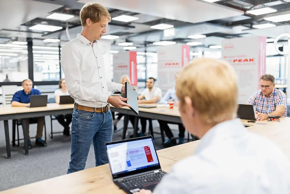 
Henkel uses the equipment for fault analysis, product demonstrations, technology comparisons and troubleshooting workshops. 