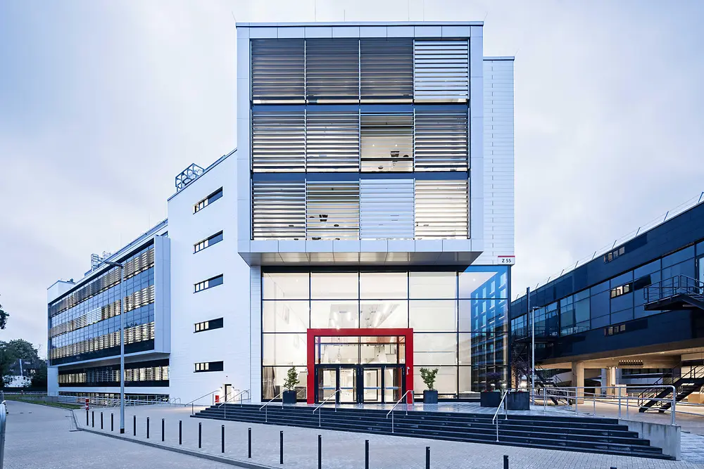 
At the Furniture and Building Components Laboratory in the Inspiration Centre Düsseldorf, Henkel has the infrastructure to not only supply furniture and building component manufacturers with the right product, but also to provide comprehensive support throughout the entire manufacturing process. 