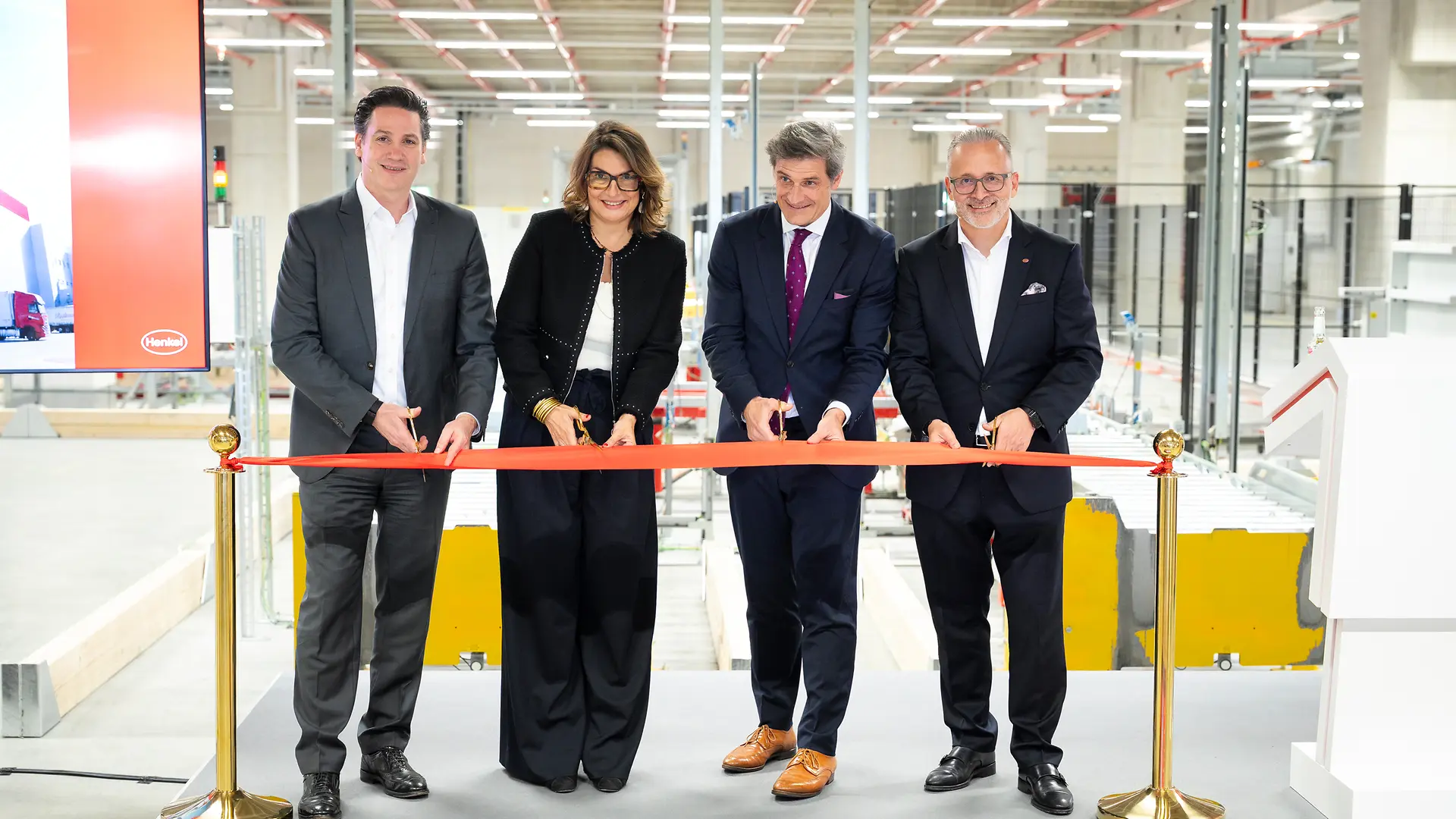 
Wolfgang König, Member of the Management Board for Henkel Consumer Brands, Sylvie Nicol, Executive Vice President Human Resources, Infrastructure and Sustainability at Henkel, Christian Zaum, Head of Economic Affairs, State Capital Düsseldorf and Carsten Knobel, Chairman of the Henkel Management Board at the opening of the expanded high-bay warehouse (from left to right)