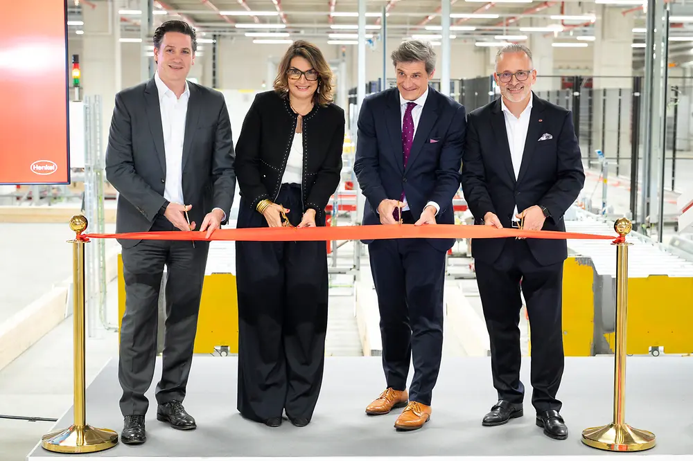 
Wolfgang König, Member of the Management Board for Henkel Consumer Brands, Sylvie Nicol, Executive Vice President Human Resources, Infrastructure and Sustainability at Henkel, Christian Zaum, Head of Economic Affairs, State Capital Düsseldorf and Carsten Knobel, Chairman of the Henkel Management Board at the opening of the expanded high-bay warehouse (from left to right)