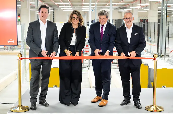 
Wolfgang König, Member of the Management Board for Henkel Consumer Brands, Sylvie Nicol, Executive Vice President Human Resources, Infrastructure and Sustainability at Henkel, Christian Zaum, Head of Economic Affairs, State Capital Düsseldorf and Carsten Knobel, Chairman of the Henkel Management Board at the opening of the expanded high-bay warehouse (from left to right)