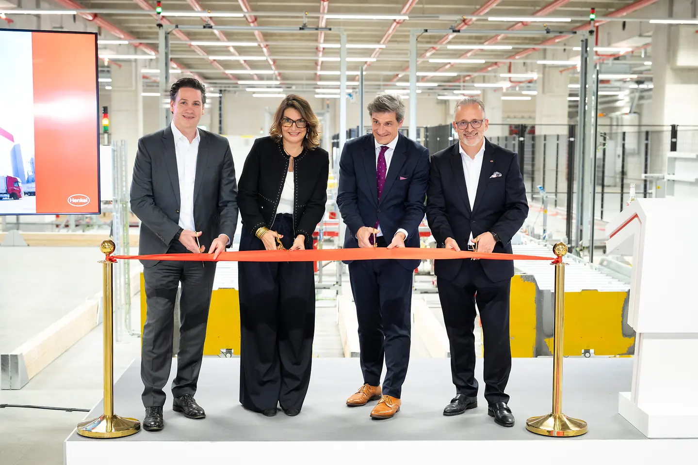 
Wolfgang König, Member of the Management Board for Henkel Consumer Brands, Sylvie Nicol, Executive Vice President Human Resources, Infrastructure and Sustainability at Henkel, Christian Zaum, Head of Economic Affairs, State Capital Düsseldorf and Carsten Knobel, Chairman of the Henkel Management Board at the opening of the expanded high-bay warehouse (from left to right)