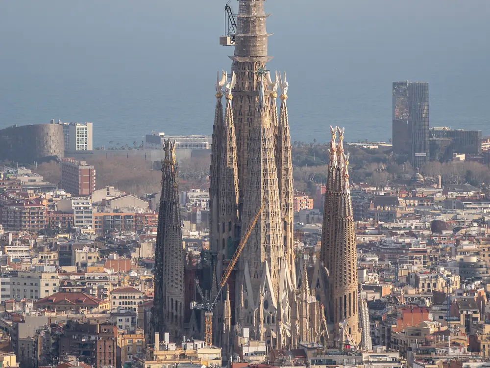 Detail of the central towers under construction with scaffolding and lifting equipment