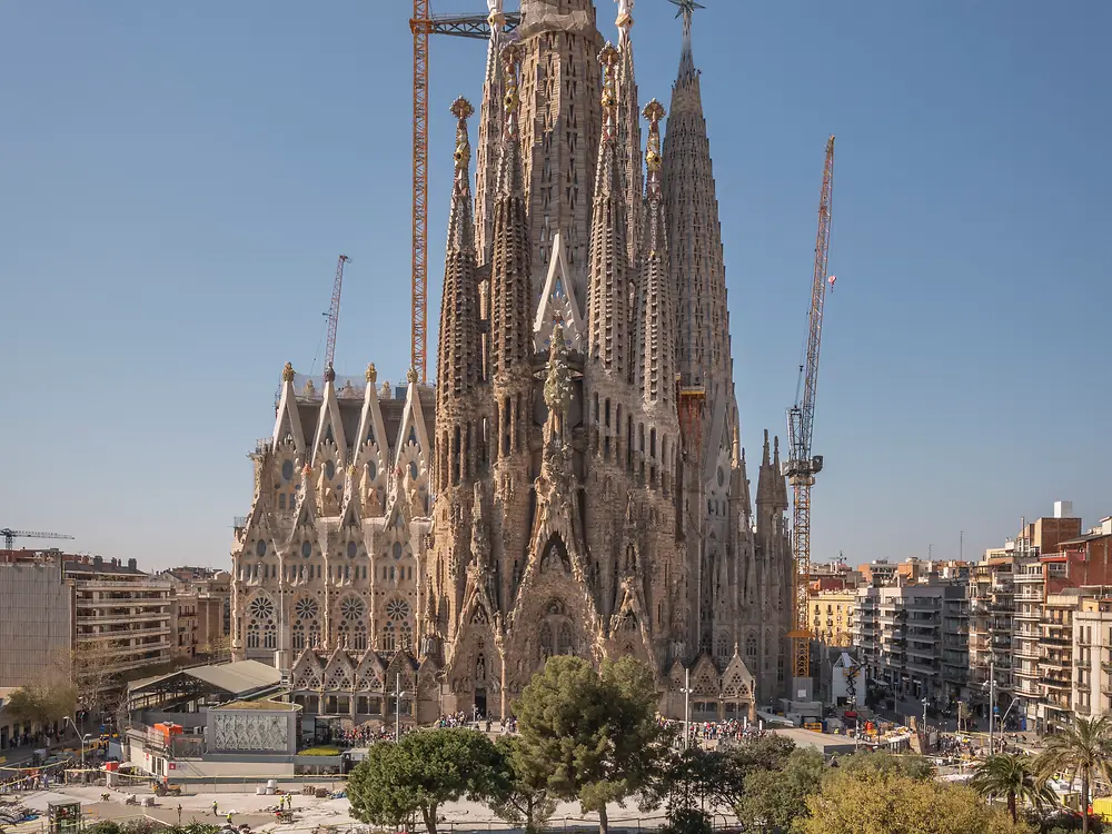 Frontal view of the Sagrada Familia with the central towers and construction in progress