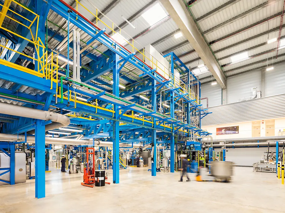 
Large scale mixer installation for composite material production