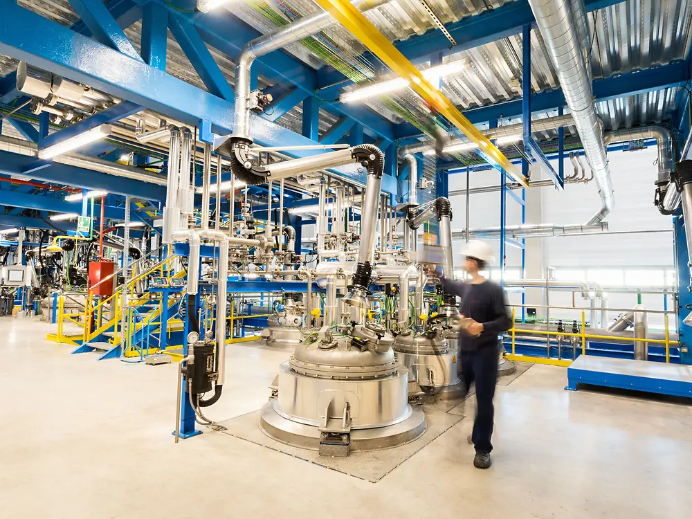 
Mixer installation for composite material processing