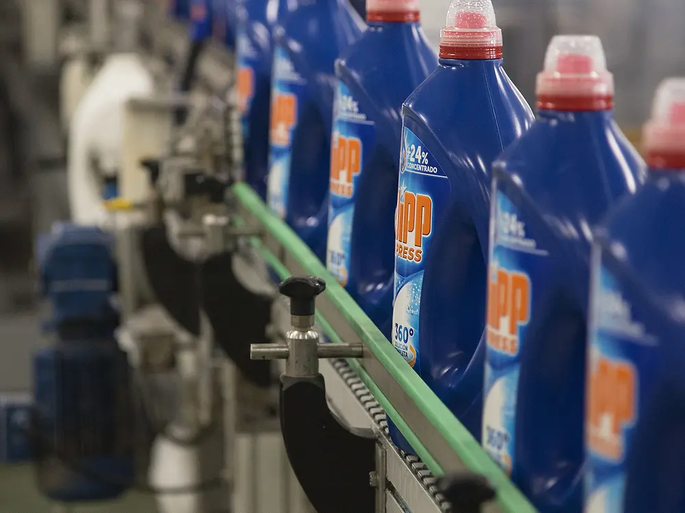 
Detergent bottles in continuous production flow