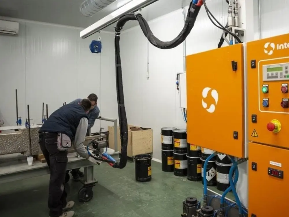 Adhesive dosing under controlled conditions during component preparation