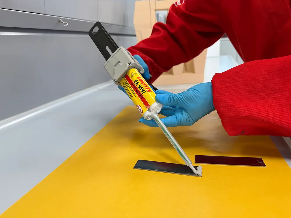 Guided adhesive application ensuring consistent placement