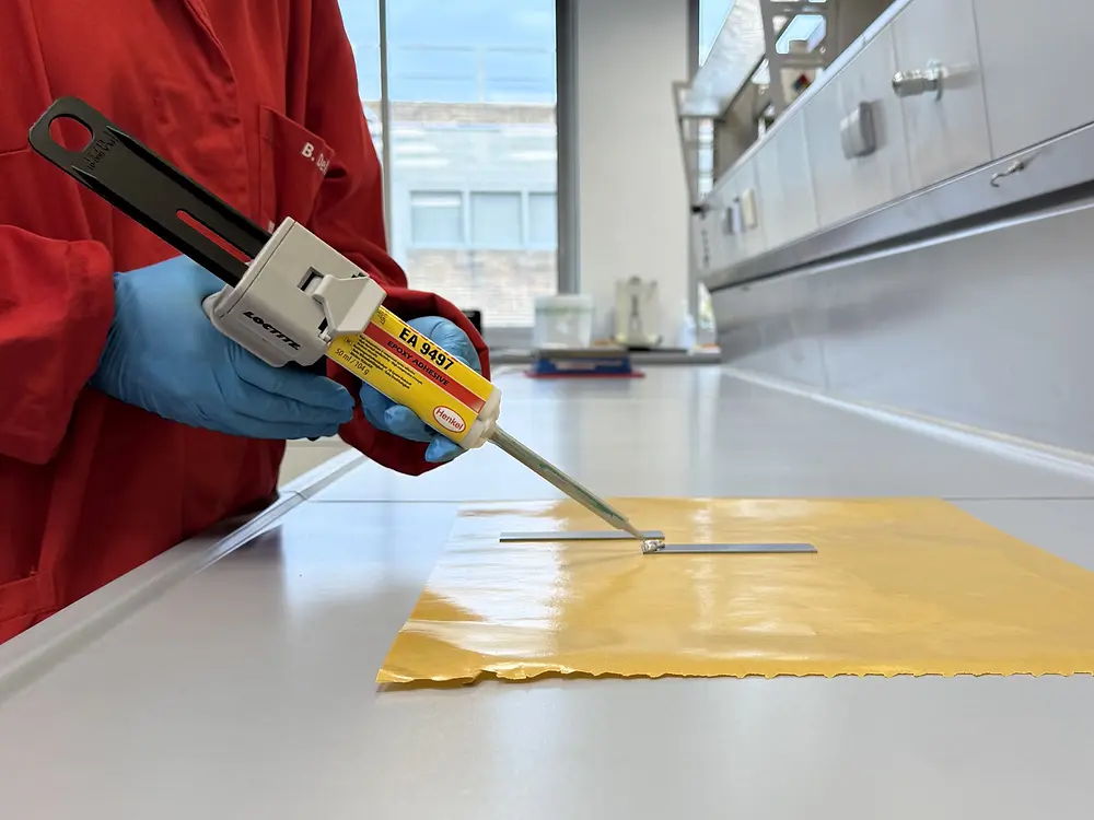 Uniform adhesive distribution for optimal surface coverage