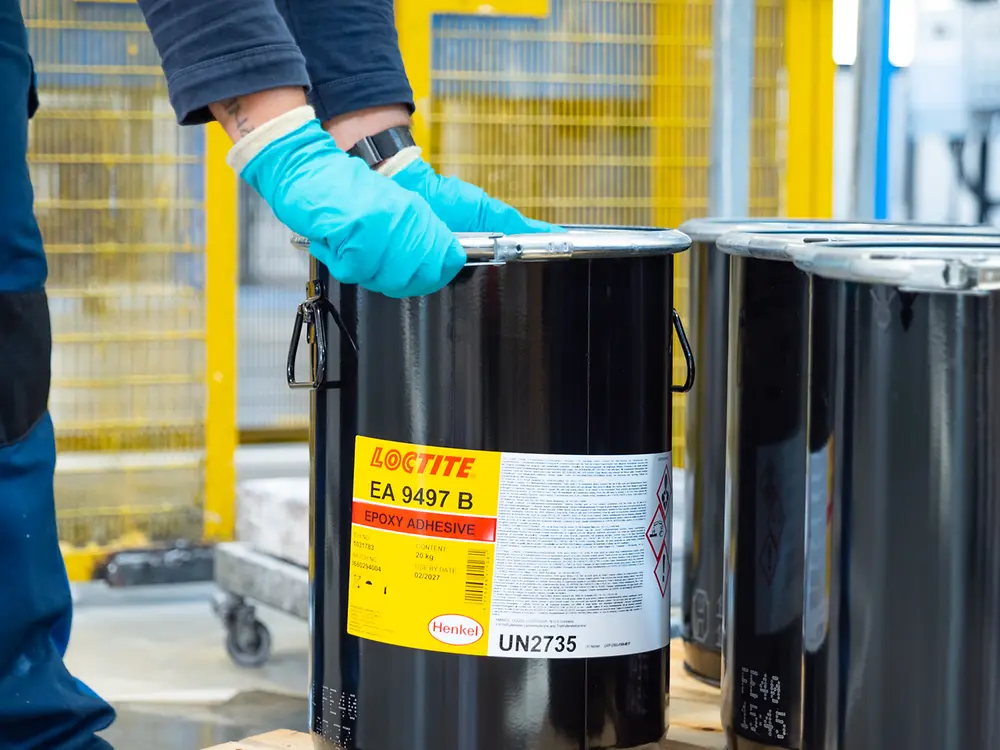 Casarile Plant - Closing the lid of a bucket of LOCTITE EA 9497