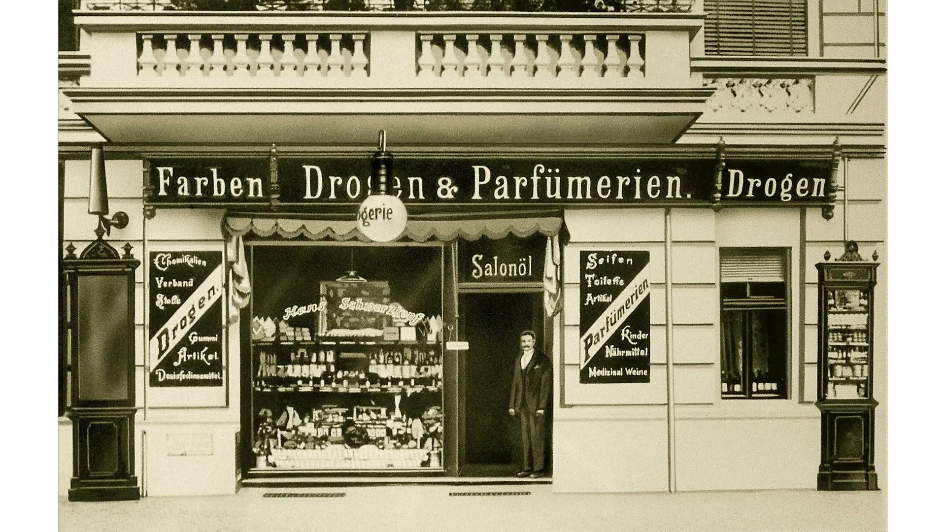 Black-and-white picture of Hans Schwarzkopf’s shop in Berlin-Charlottenburg.