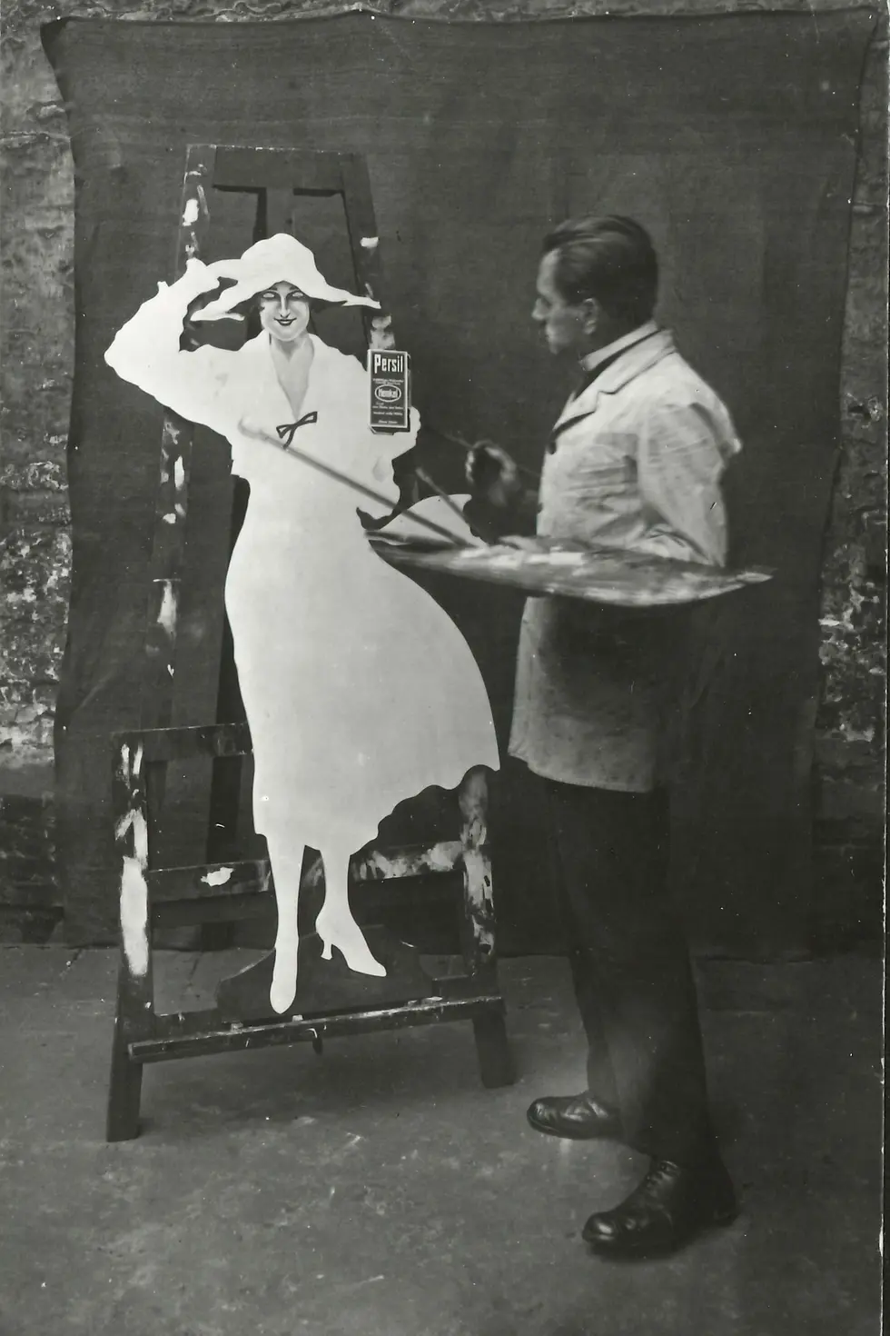 Berlin caricaturist Kurt Heiligenstaedt drawing the famous advertising character the Lady in White.