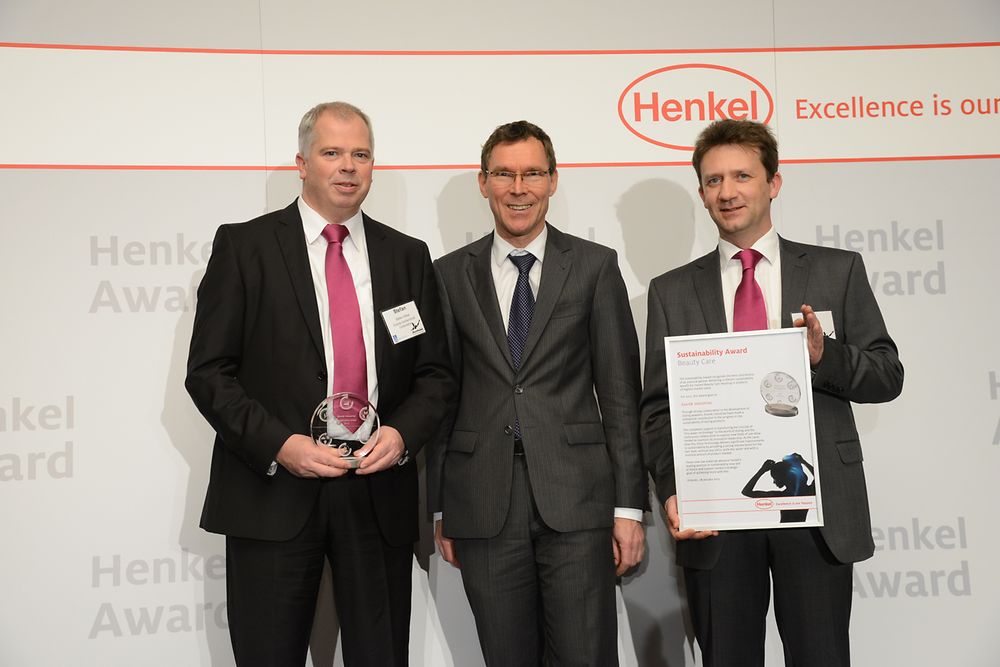 

Evonik Industries honored with “Sustainability Award Beauty Care 2012“. From left to right: Stefan Silber, Thomas Förster, Rainer Hahn