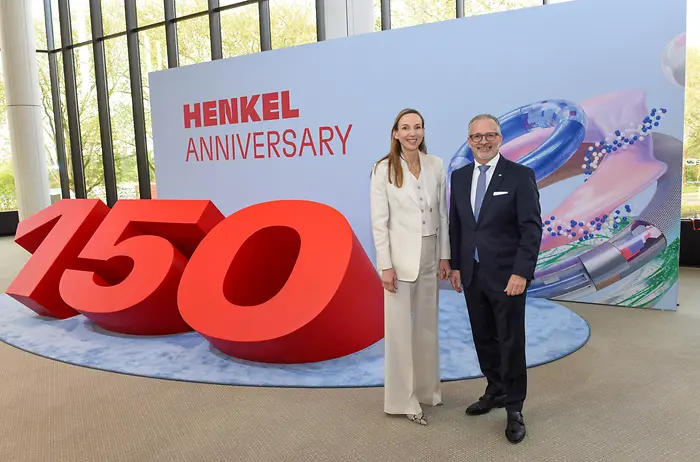 Dr. Simone Bagel-Trah, Chairwoman of Henkel’s Supervisory Board and Shareholders’ Committee, and Carsten Knobel, CEO of Henkel, standing next to a large red 
