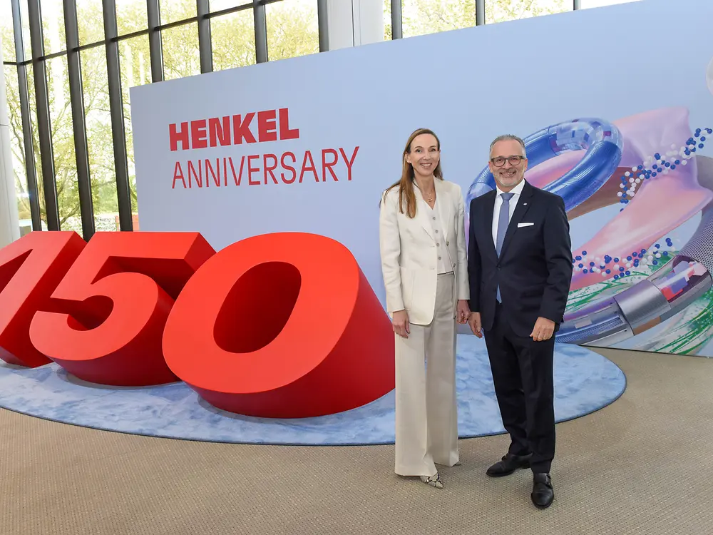 Dr. Simone Bagel-Trah, Chairwoman of Henkel’s Supervisory Board and Shareholders’ Committee, and Carsten Knobel, CEO of Henkel, standing next to a large red 