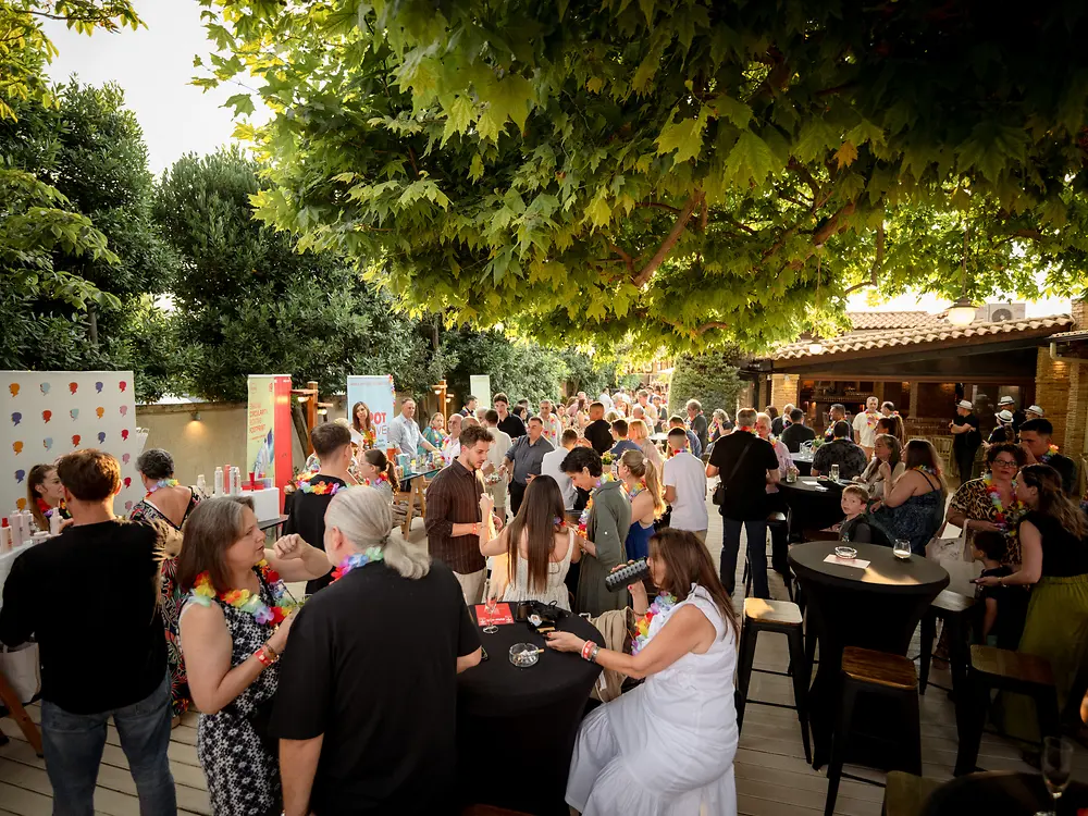 Guests gather at an outdoor evening reception during Henkel’s 150th anniversary celebrations.