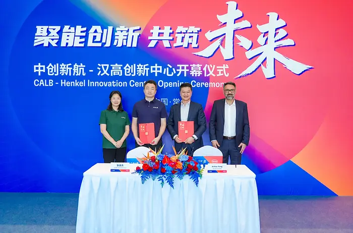 
Representatives from CALB and Henkel during the signing of the Memorandum of Understanding for the strategic cooperation.