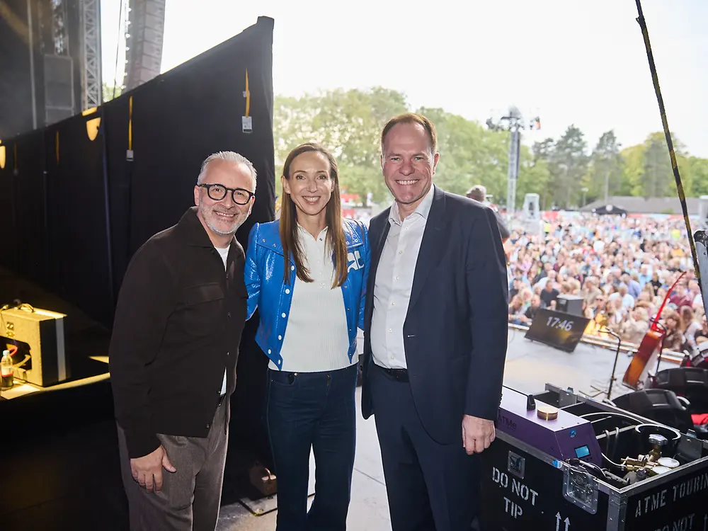 
Düsseldorf Mayor Stefan Keller (center) with Henkel CEO Carsten Knobel and Dr. Simone Bagel-Trah, Chairwoman of Henkel’s Shareholders’ Committee and Supervisory Board, at the Henkel Festival.