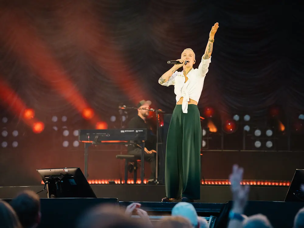 
Stefanie Heinzmann thrilled the audience at the Henkel Festival with a live performance.