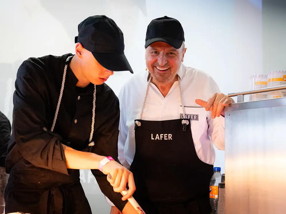 
Celebrity chef Johann Lafer created a special dessert together with Henkel apprentices for festival guests.