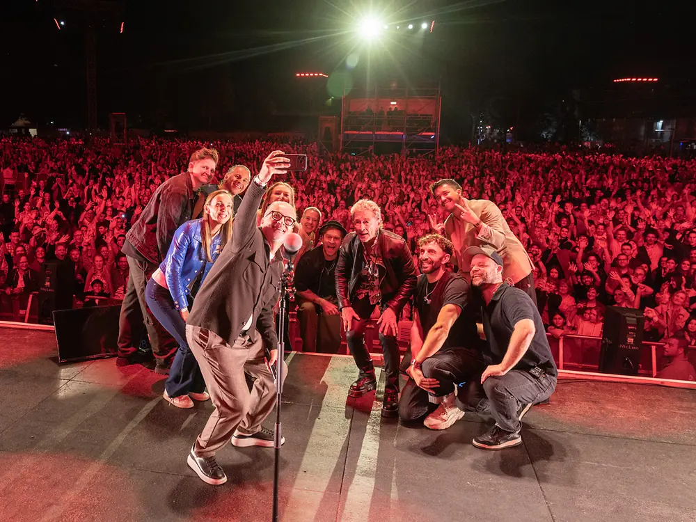 
Simone Bagel-Trah and Carsten Knobel joined the performing artists for a commemorative photo in front of thousands of visitors at the Henkel Festival in Düsseldorf.