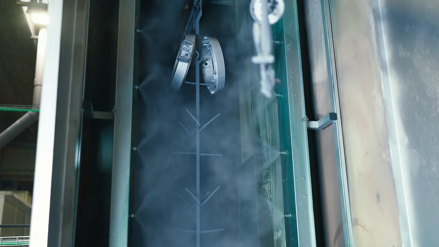 
APNR technology sprays the adhesion promoter directly onto the metal surface at the end of the line, eliminating the need for a subsequent rinse stage. 