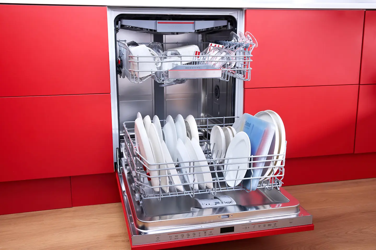 
Placed in the lower dishwasher basket, Somat Smartwash automatically adapts product release to the selected program.