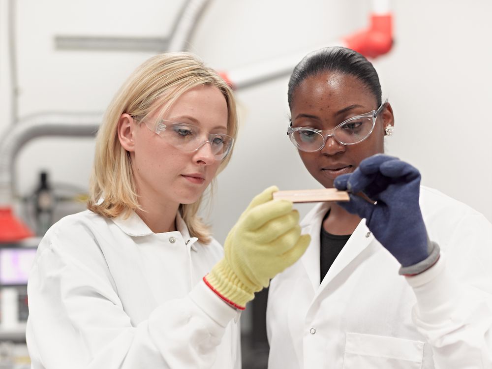 实验室中的两名女性员工。