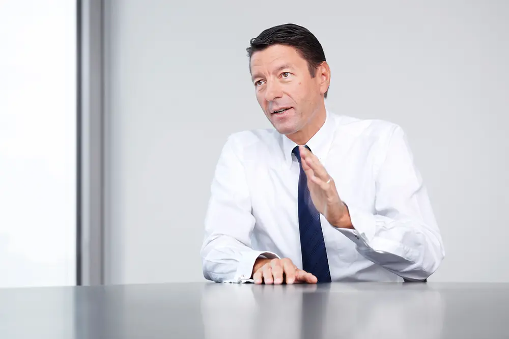 kasper-rorsted-portrait-sitting-gesticulating-1