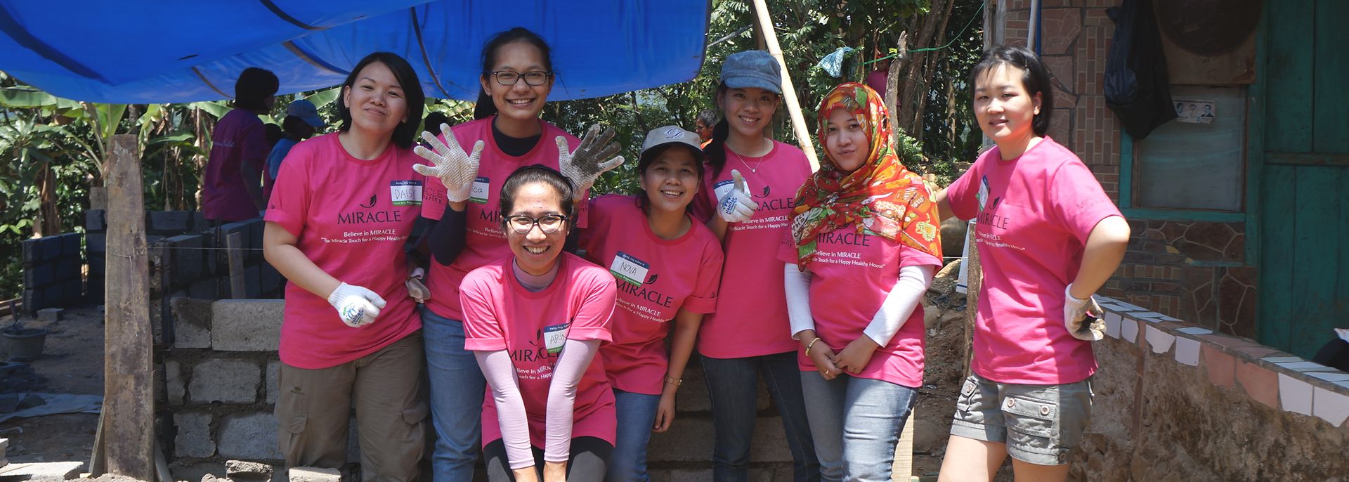 Female volunteers from Henkel Indonesia
