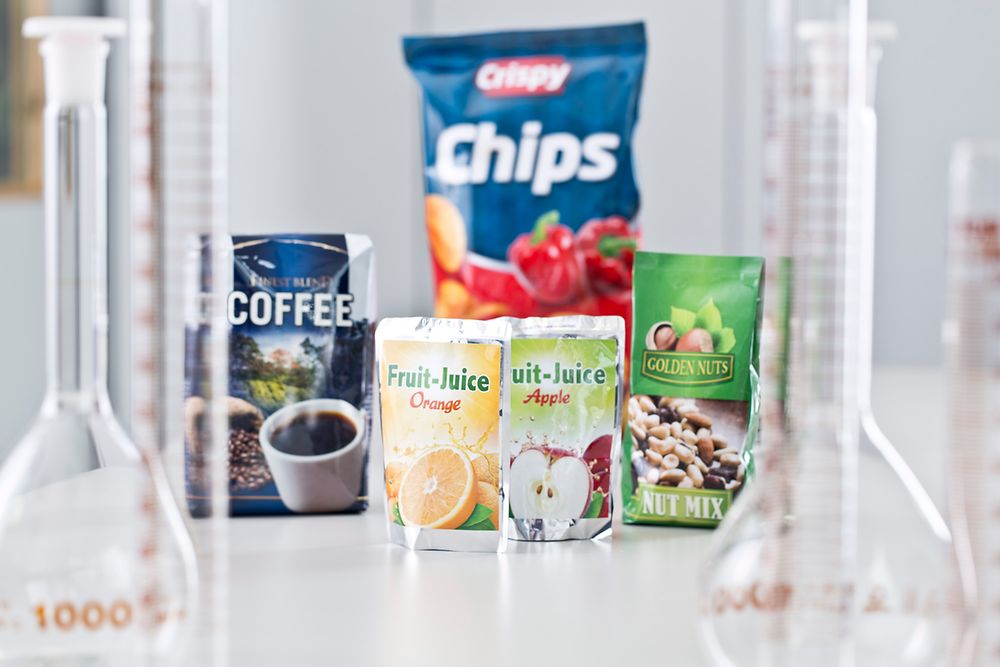 Low migration adhesives for flexible food packagings