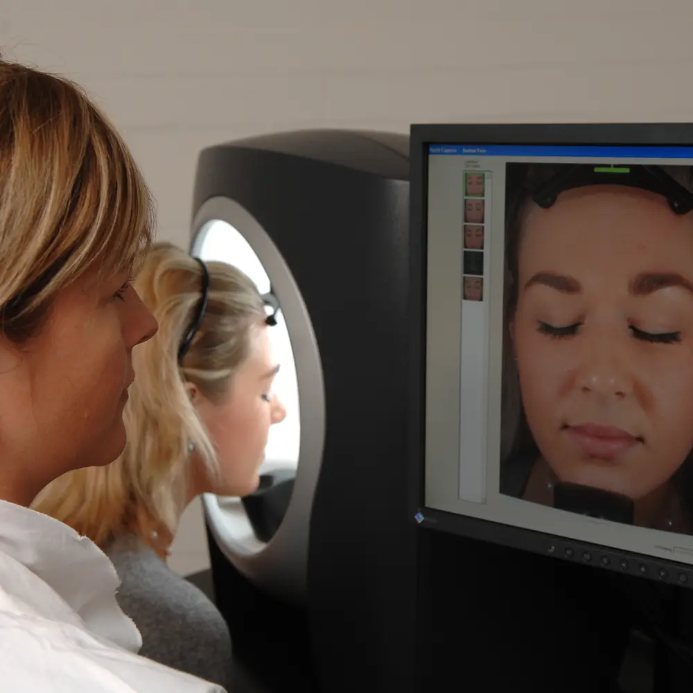 
Standardized, high resolution imaging of the face